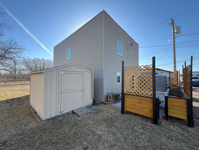 Building Photo - Industrial Style 3 Bedroom Home AVAILABLE JUNE!!!