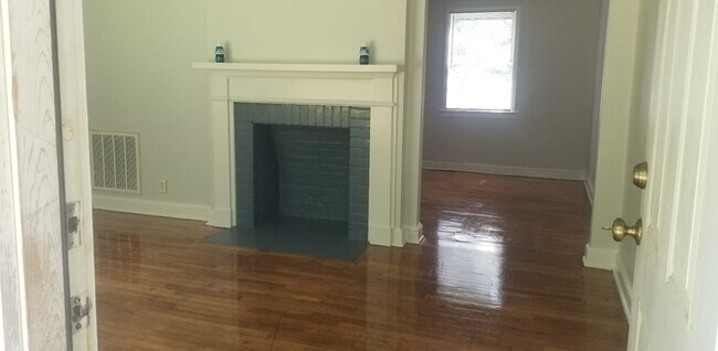 Building Photo - 2 Bed, 1 Bath House