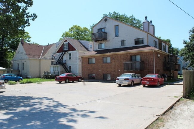 Building Photo - 4 bed 2 bath Centrally Located - Near Aggieville! AVAILABLE NOW!