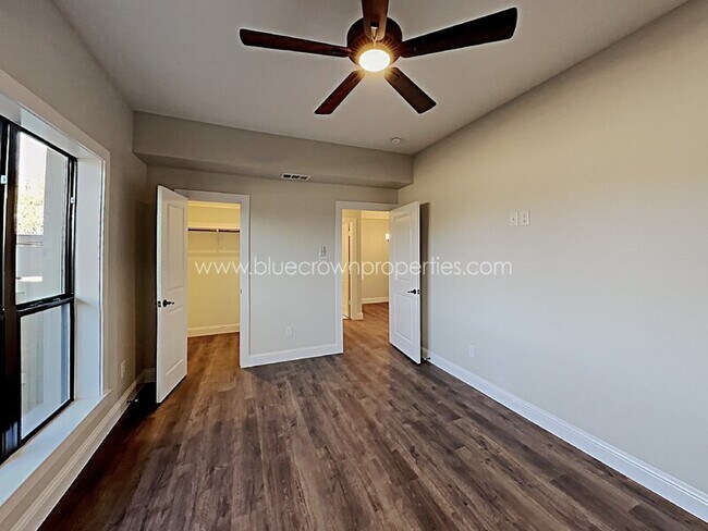 Building Photo - 10738 Park Village Pl