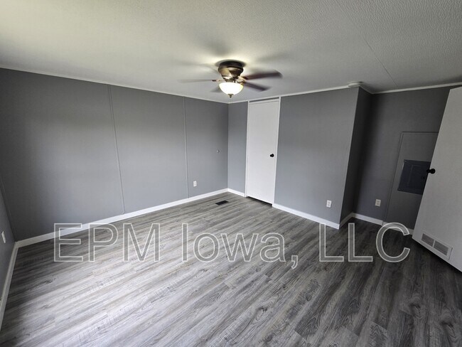 Building Photo - 700 W Ridgeway Ave