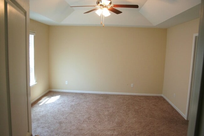 Building Photo - 4 bedroom cul de sac lot