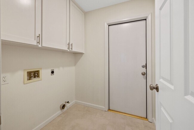 Building Photo - NW Visalia Home Coming Soon!