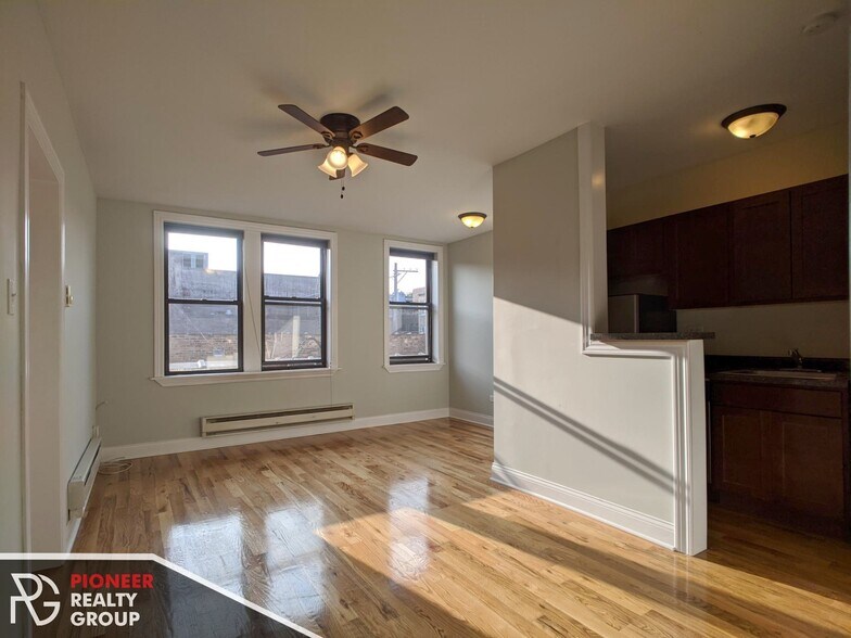 Building Photo - 812 W Diversey Pky