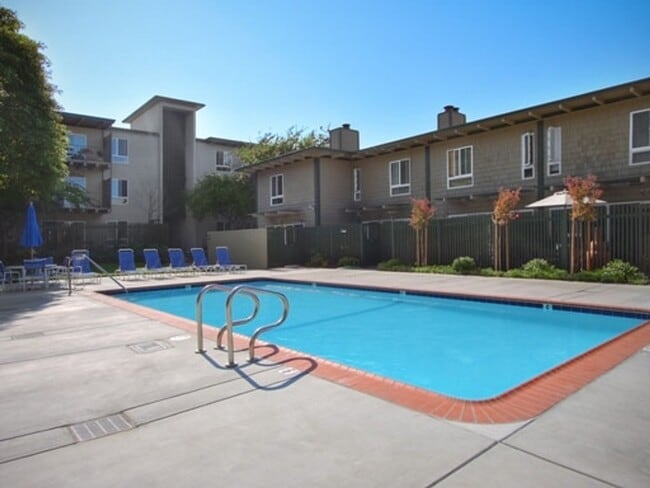 Building Photo - Pet friendly Woodlake townhouse