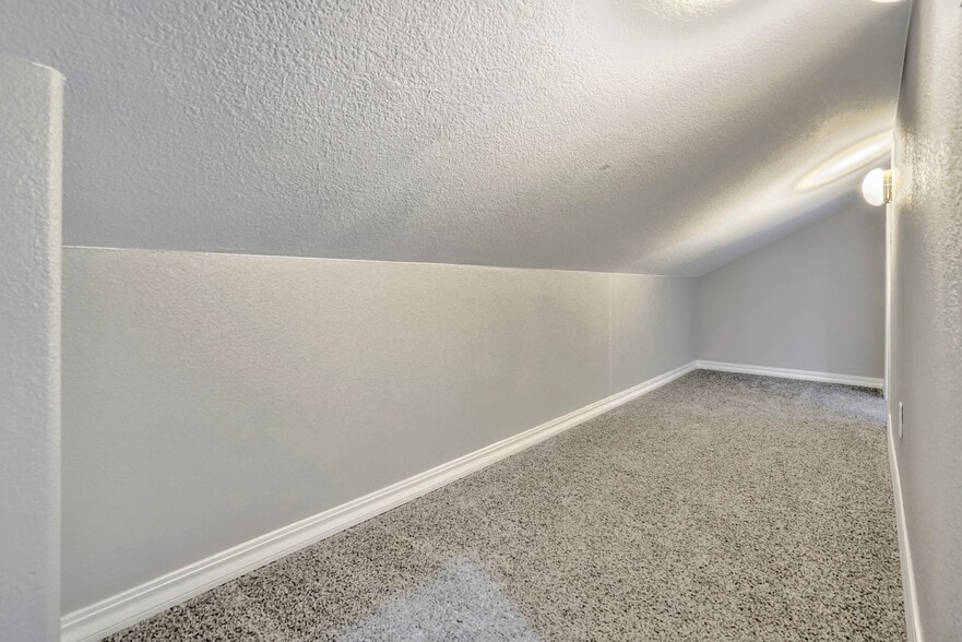 Top Floor North Bonus Room - 1179 Westmoreland Rd