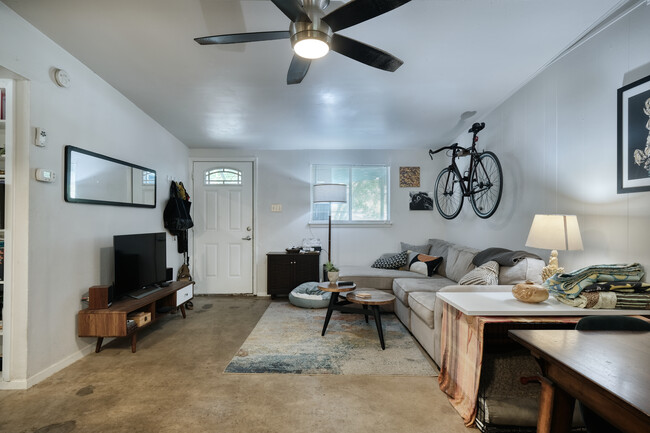 Living room - 1606 Valleyridge Dr