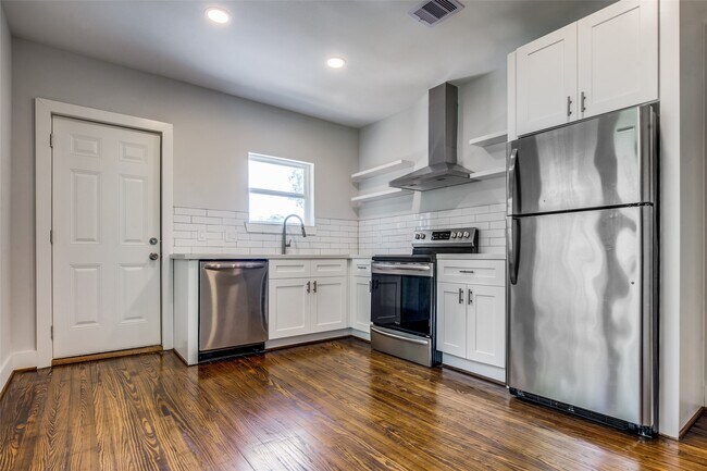 Building Photo - 2221 Rosewood St