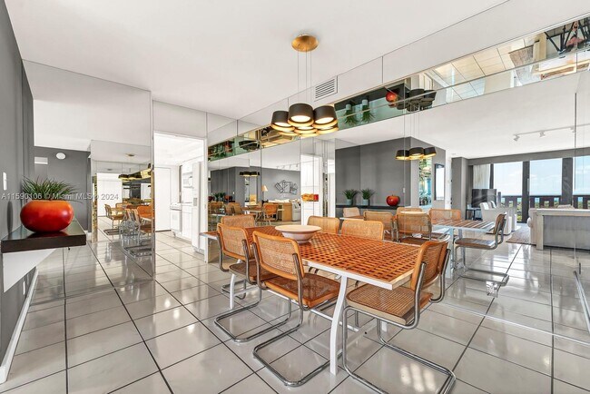 Building Photo - 1121 Crandon Blvd