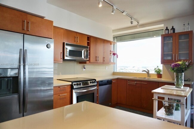 Building Photo - 1541 Brickell Ave