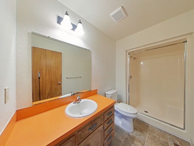 Building Photo - Charming 4 Bedroom House ~ Albany