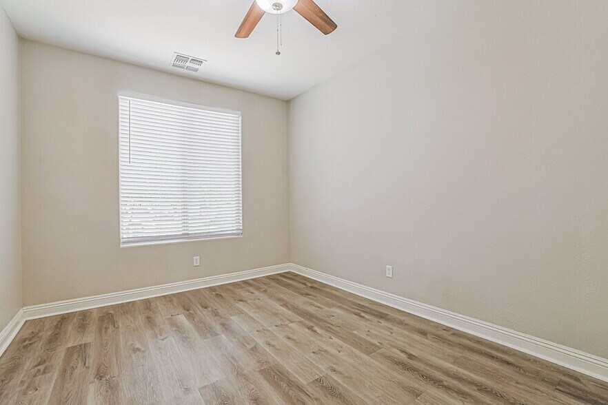 Building Photo - 1655 W Paisley Dr