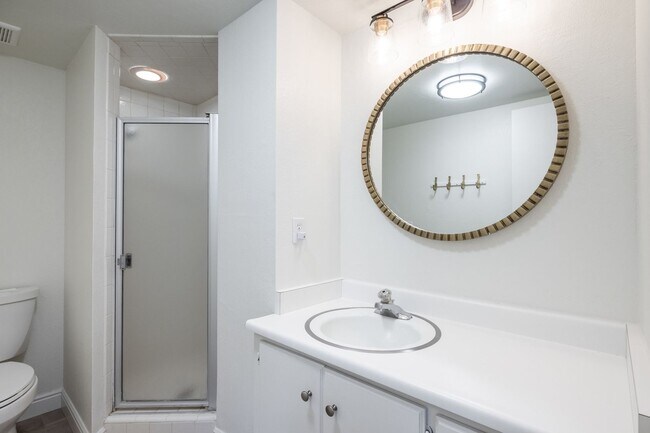 Building Photo - Conveniently Located Racquet Club Condo