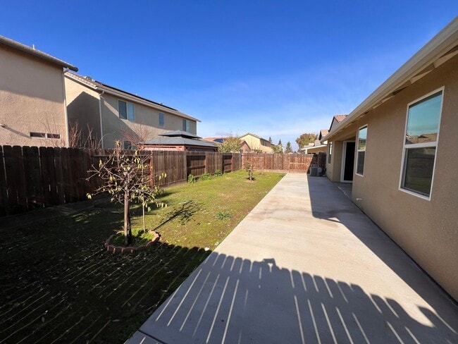 Building Photo - $2,450 Temperance & Clinton, 4 Bedroom - N...