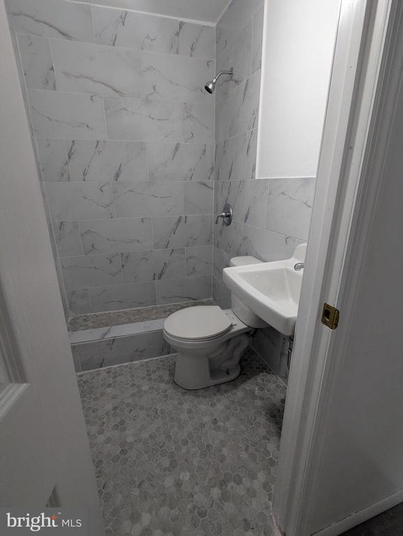 Building Photo - 325 Lewis St