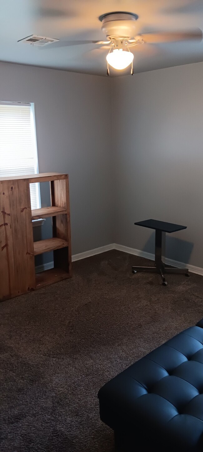 Building Photo - 548 E Woodrow St