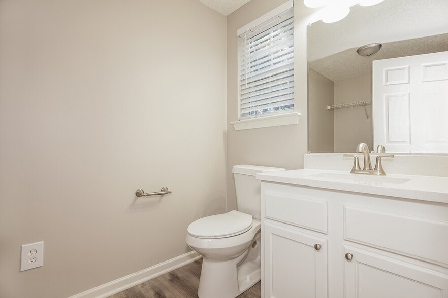 Building Photo - 1614 Royal Tree Ct