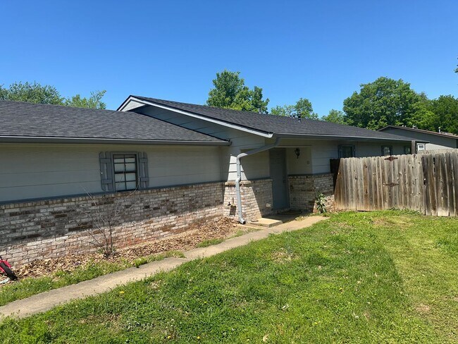 Building Photo - 2 Bedroom, 1 Bathroom, Right side of Duplex with fenced-in backyard and 1x Car Garage