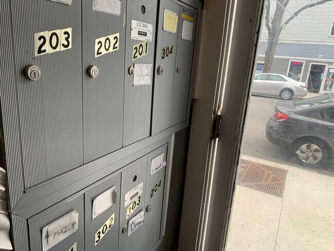 Building Photo - 287 Main St