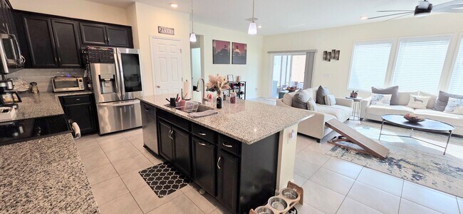 Building Photo - 3 bedroom 2 bath Open Floor Plan!