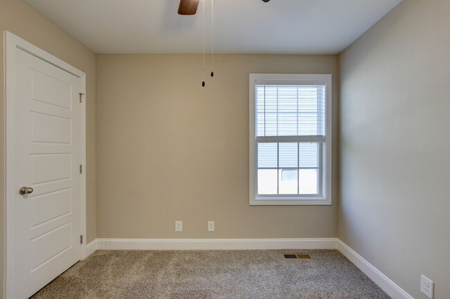 Building Photo - Fresh and Clean 3 bed 2 bath.  Sweet layout!