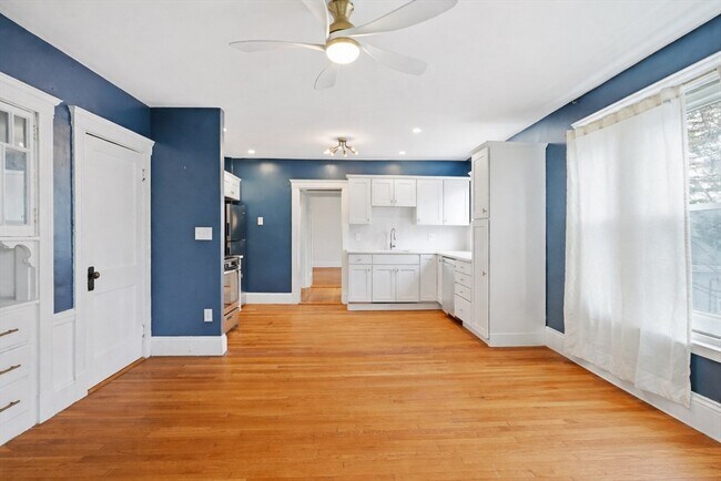 Building Photo - 15 Adelaide St