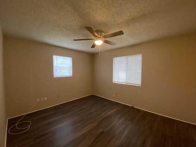 Building Photo - 1 Month Free Rent ! Covered Front Porch  /...