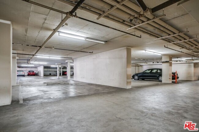 Building Photo - 321 S San Vicente Blvd