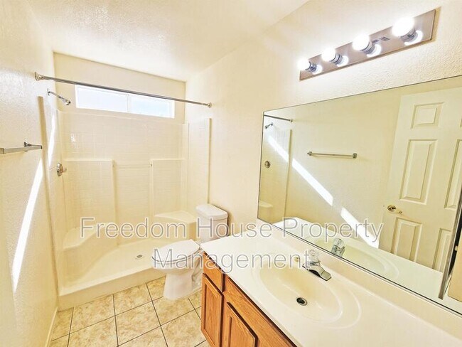 Building Photo - 2321 E Calvada Blvd