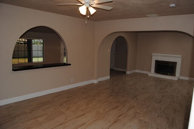 Building Photo - 8817 Butternut Ave