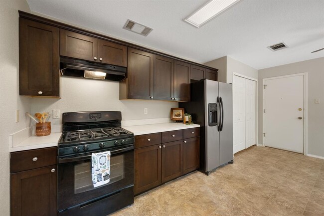 Building Photo - 1807 Lion-Heart Dr