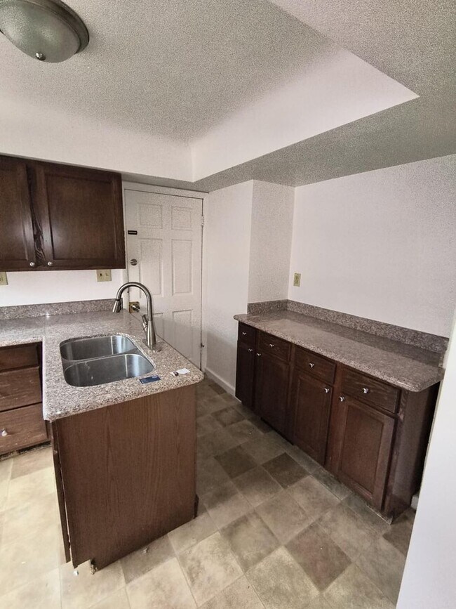 Building Photo - 1415 Kenyon Dr