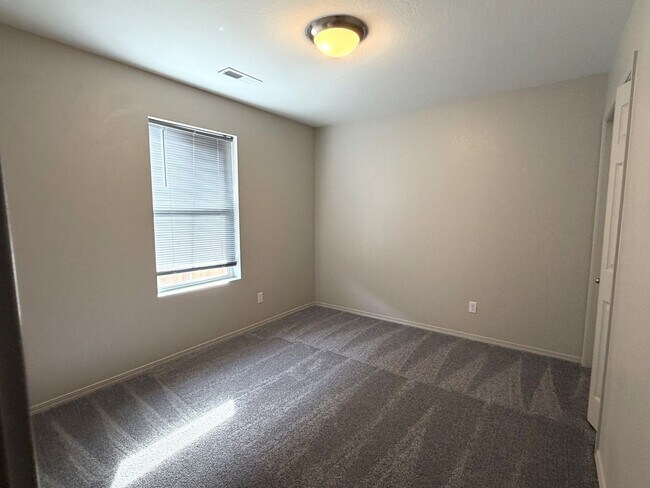 Building Photo - Beautiful 3 bed 2 bath home with flex room in Nampa just off Ustic and Middleton