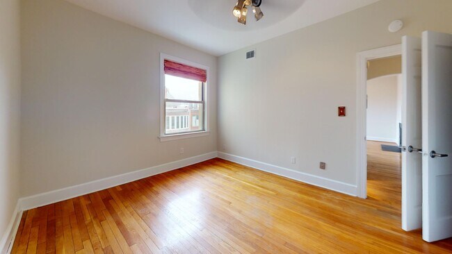 Building Photo - Historic Capitol Hill One Bedroom W/Open Floor Plan & Fireplace