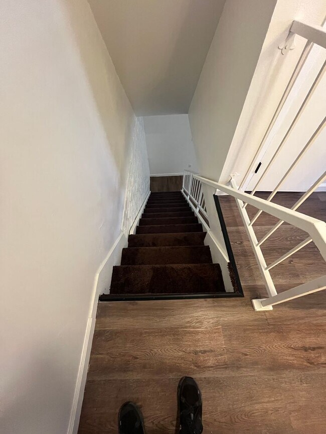 Building Photo - Spacious 2 Bedroom Condo/ Nicely Renovated...