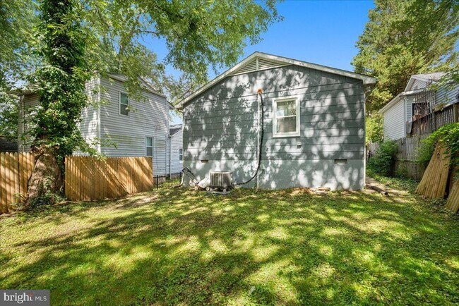Building Photo - 906 Elfin Ave
