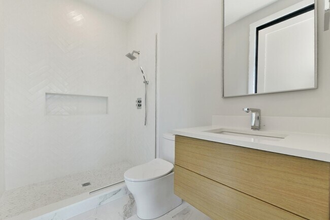 Building Photo - 14 Green St