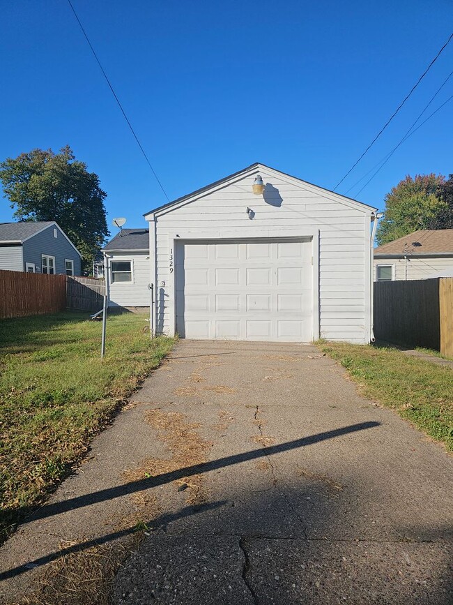 Building Photo - There is a $25 fee per application and eve...