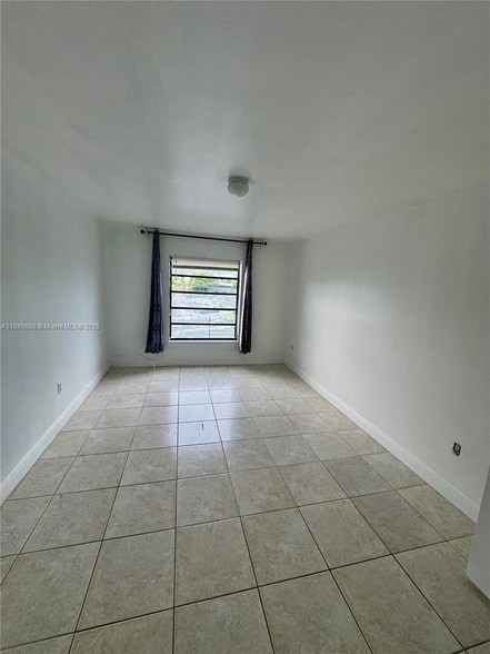 Building Photo - 10431 N Kendall Dr