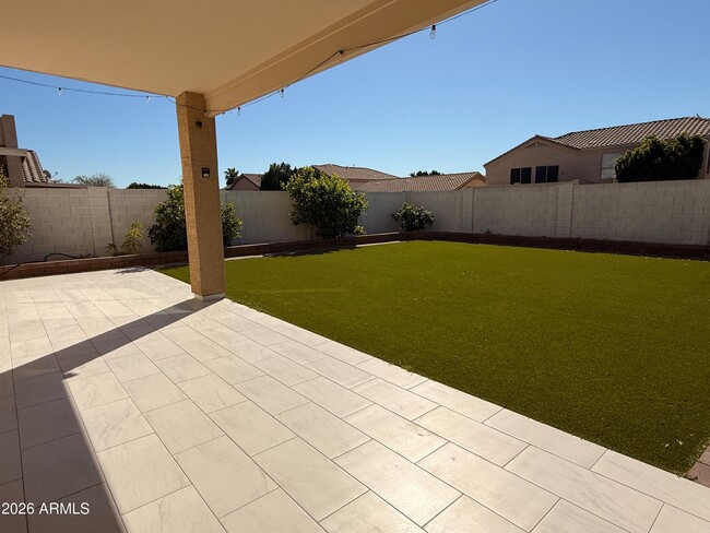 Building Photo - 6425 W Desert Hollow Dr