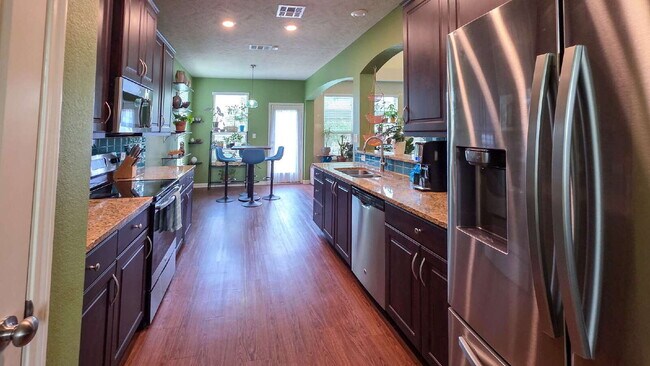 Building Photo - 2025 Stubbs Dr