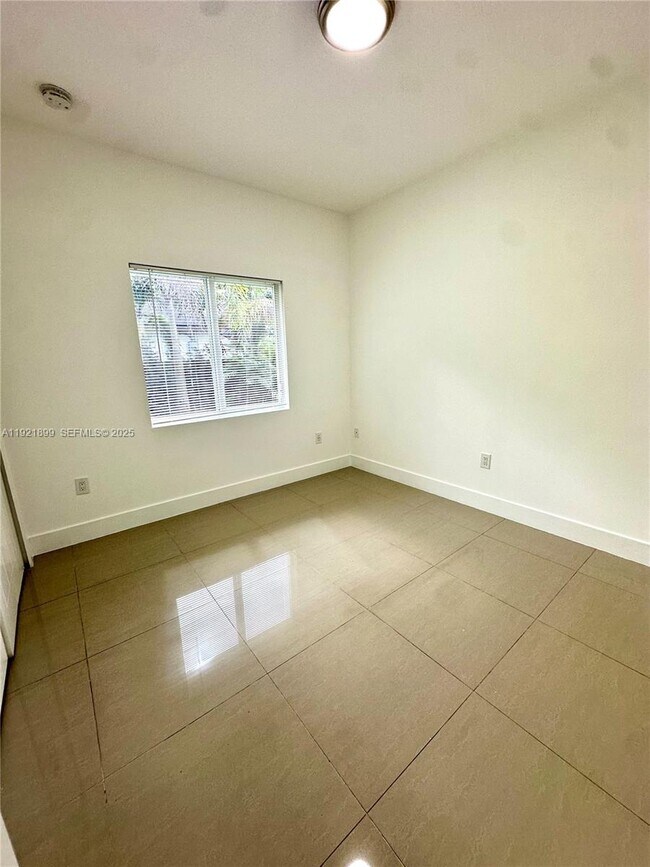 Building Photo - 14890 NE 10th Ave