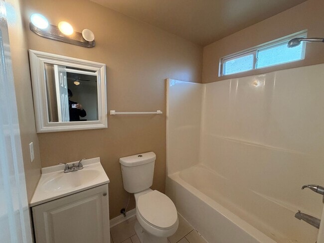 Building Photo - Charming Single