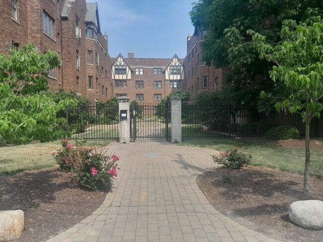 Building Photo - 2324 Park Ave