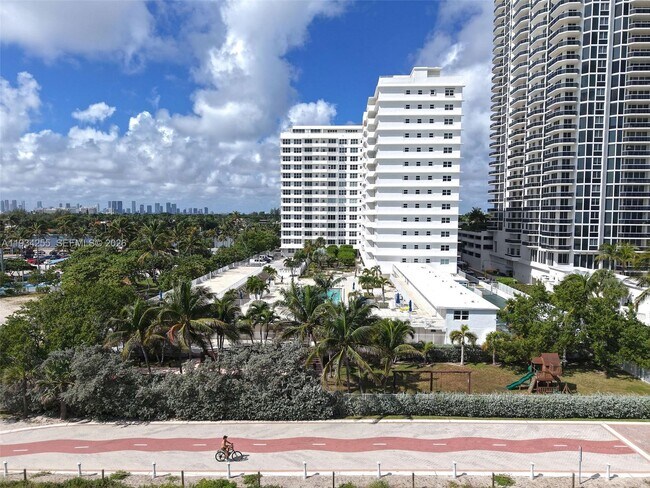Building Photo - 4747 Collins Ave