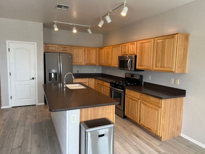 Building Photo - 10592 E Rose Hill St