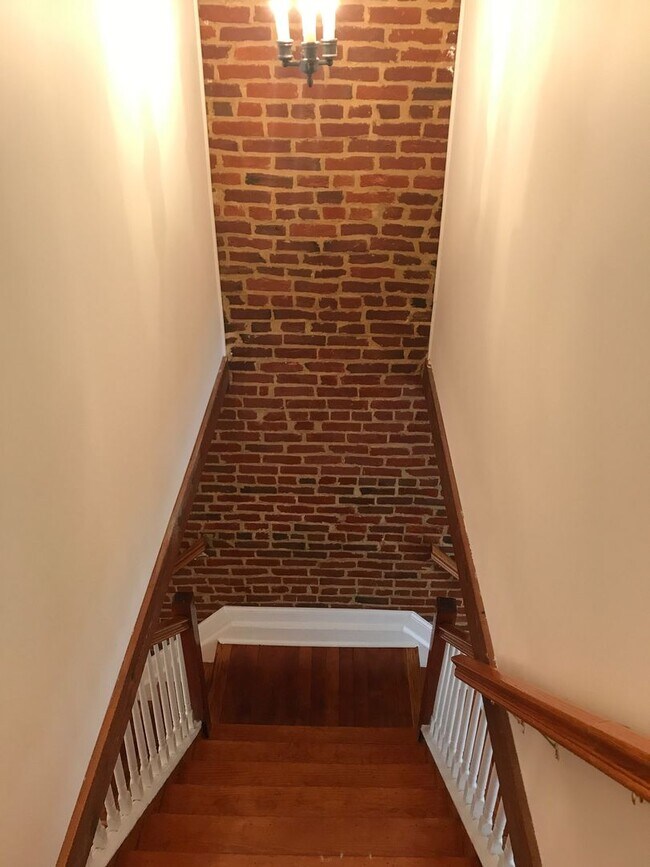 Building Photo - Updated 3-Bedroom, 1-Bath Home in HOT Remi...