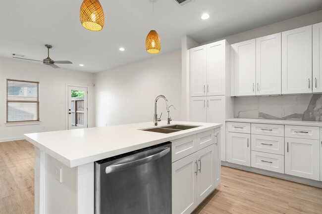Building Photo - 5710 Elysian St