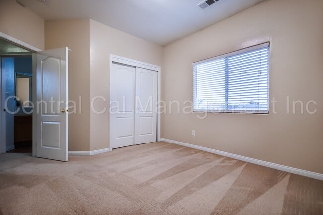 Building Photo - Large 4 Bedroom, 3 Bath Home in the Desire...