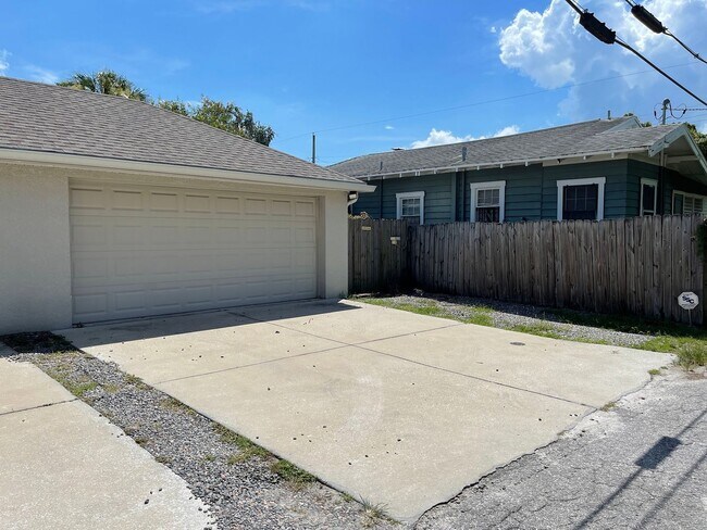 Building Photo - 4BR/3BA 2 story townhome in South Tampa/Pl...